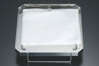 ユニフレームフォールディングスモーカーはペーパーホルダー付きで水滴が垂れにくい！