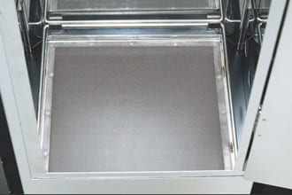 ユニフレームのフォールディングスモーカーのメッシュロストルで燃焼効率良し